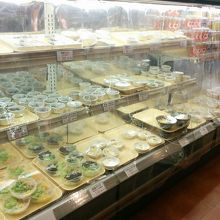 大衆食堂半田屋の小鉢コーナー