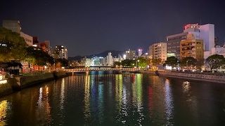 川に写る夜景がきれい