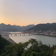 天守台からみる雄大な熊野川