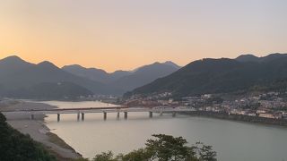 天守台からみる雄大な熊野川