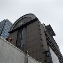 下から見上げた市役所