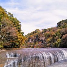 滝の下部から