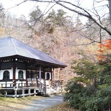 温泉は駐車場の方にあります。