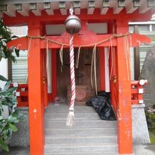 奥の細道旅立ち三百年記念句碑の石碑は、本社の右側にあります。