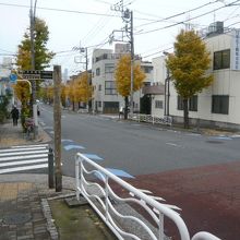 奥の細道旅立三百年記念句碑の石碑ある場所は、万年橋通りの西