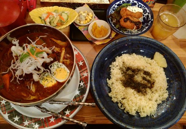 スープカレーの発祥の店と言われています。