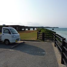 橋の下に駐車場も完備