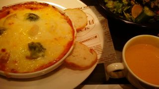 広くて座りやすい場所。