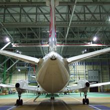 格納庫内のサーブ機