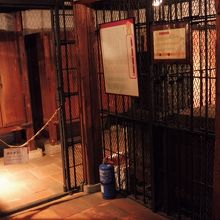 質の品物を保管していた部屋と棚