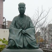 芭蕉翁之像です。芭蕉史蹟展望庭園のほぼ中心に置かれています