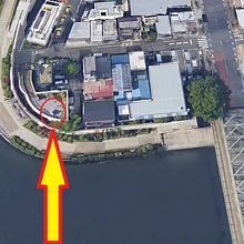 芭蕉翁之像は、芭蕉史蹟展望庭園のほぼ中心に置かれています。