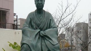 芭蕉翁之像が、芭蕉史蹟展望庭園に置かれています。芭蕉の庇護者杉山杉風の作です。