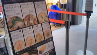 日本橋の老舗鰹節店にんべんのスタンドショップ