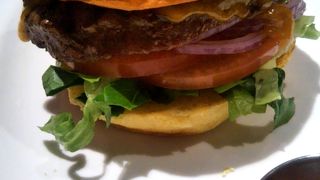 ボリュームたっぷりのハンバーガー