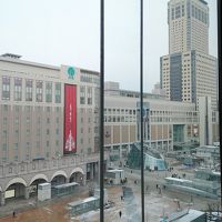 エレベーターからは札幌駅が見えます。