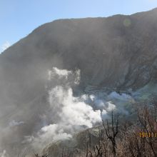 噴煙あがる大涌谷