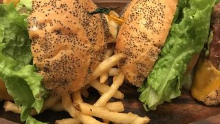 丸の内でハンバーガーランチ