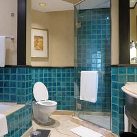 スペイン産タイルのバスルームも美しいです