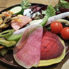 サラダは食べ放題