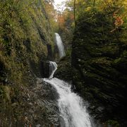 『竜化の滝』／三段になって美しく且つ豪快に落ちる段瀑です