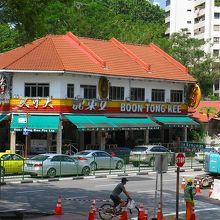 お店は古いですが、店内は涼しいです。