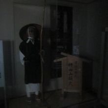 入口の山頭火像の様子