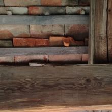 瓦裏側。突起を木枠に引っかけて並べている