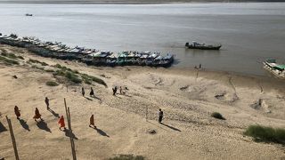 次々と人が乗り込んでいく