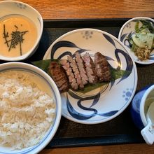 厚い牛タンの定食