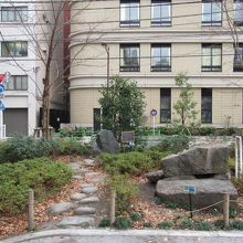 北東方向からの様子(正面中央奥が靈巖㠀之碑)