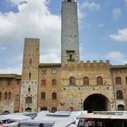 【サンジミニャーノ】ロニョーザの塔を持つ宮殿
