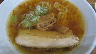 ここでしょうゆラーメン（６５０円）を食べました。