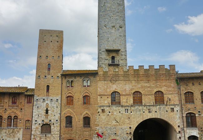 【サンジミニャーノ】ロニョーザの塔を持つ宮殿