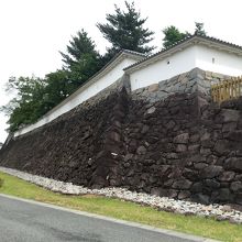 駅前に立派な石垣。