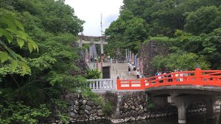 堀で守りをかためた城館。