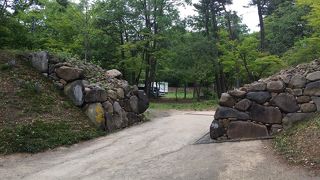 石垣も残る立派な館跡。