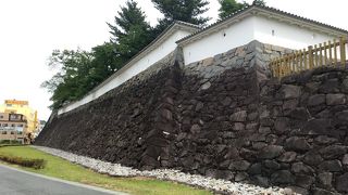 駅前に立派な石垣の城。