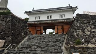 復元された重厚な門。