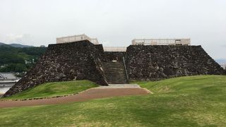 最上部に位置する立派な石垣。