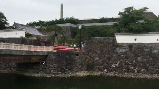 高くに甲府城の主郭部を臨む橋。