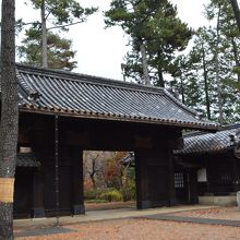白金にあった旧宇和島藩伊達家の大正時代に建てられた表門』by