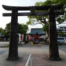 龍造寺八幡宮の左となりにあります。