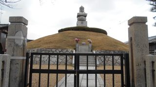 豊国神社の手前にある塚です