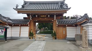 長居公園にある近代的なお寺