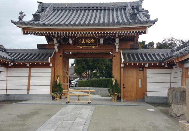 長居公園にある近代的なお寺