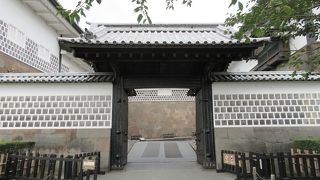 白く美しい姿からは連想しにくいですが、複雑な枡形です。