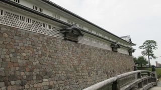 古来の工法で再建したことから、太い梁や板張りの床などを含めて、非常に見ごたえがありました。