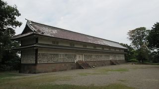 江戸時代に建てられた倉庫とのことで、国の重要文化財にも指定されていました。