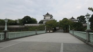 交通量の多い道路の上に架けられた橋。